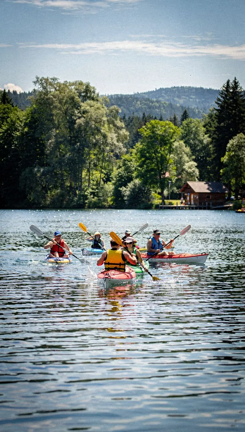 Pohled na malebnou českou krajinu s autem zaparkovaným u historického hradu.